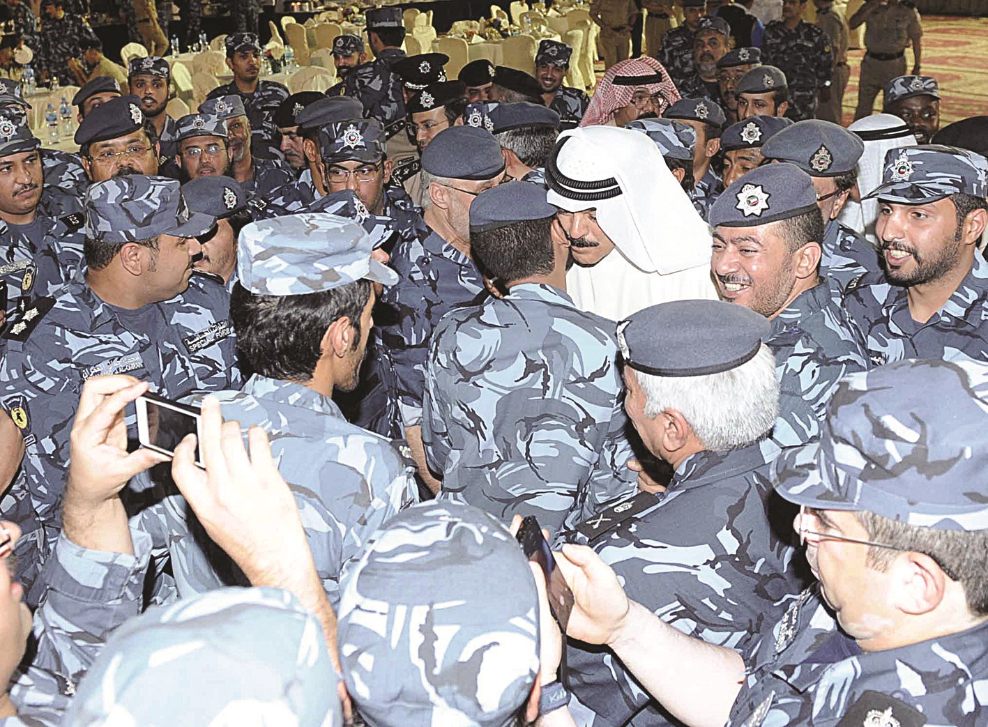 الخالد محاطاً برجال القوات الخاصة