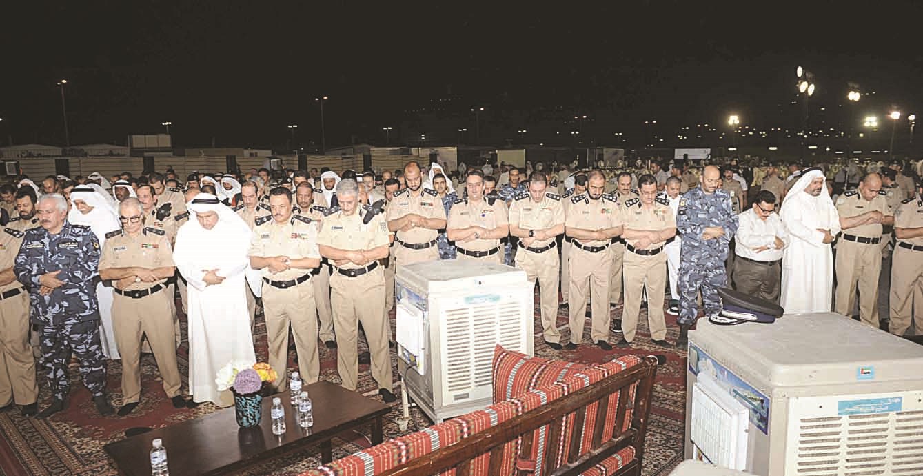 الحضور يؤدون الصلاة