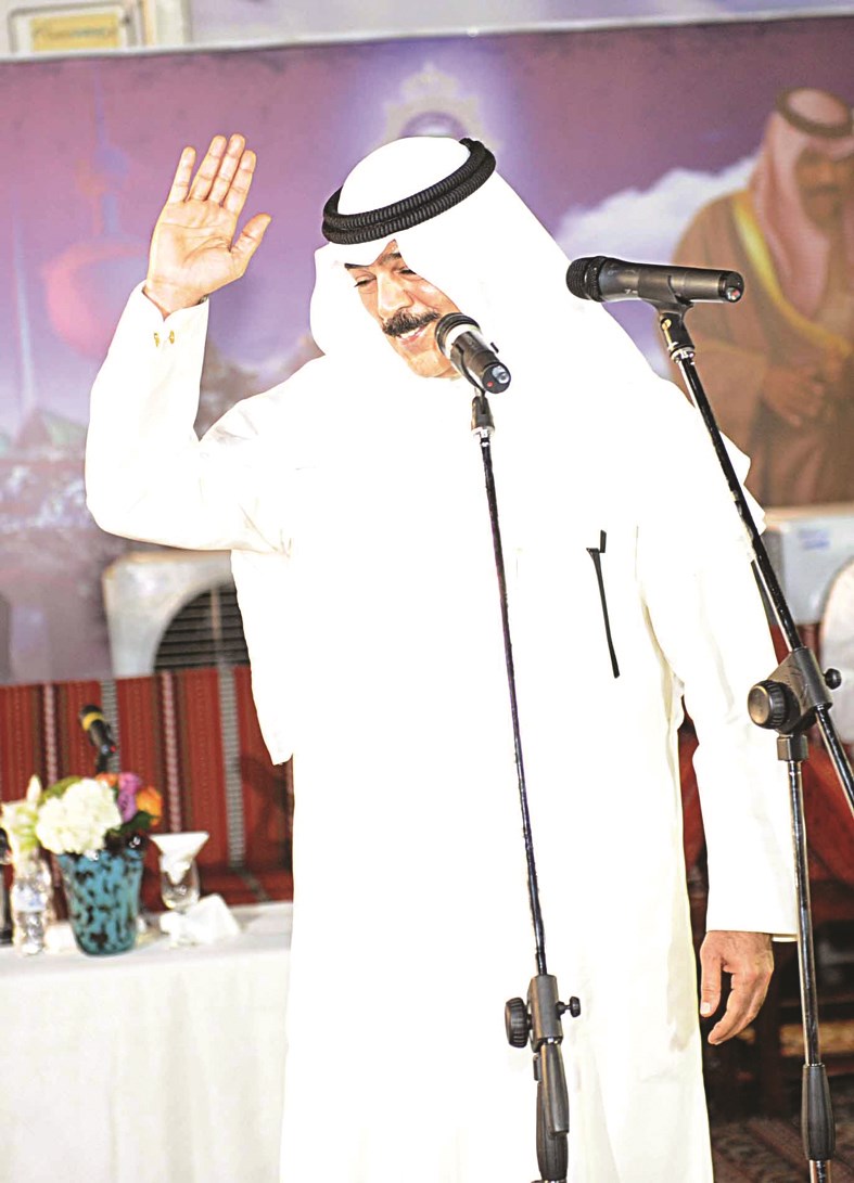 الخالد يحيي جموع الشرطة التى استقبلته