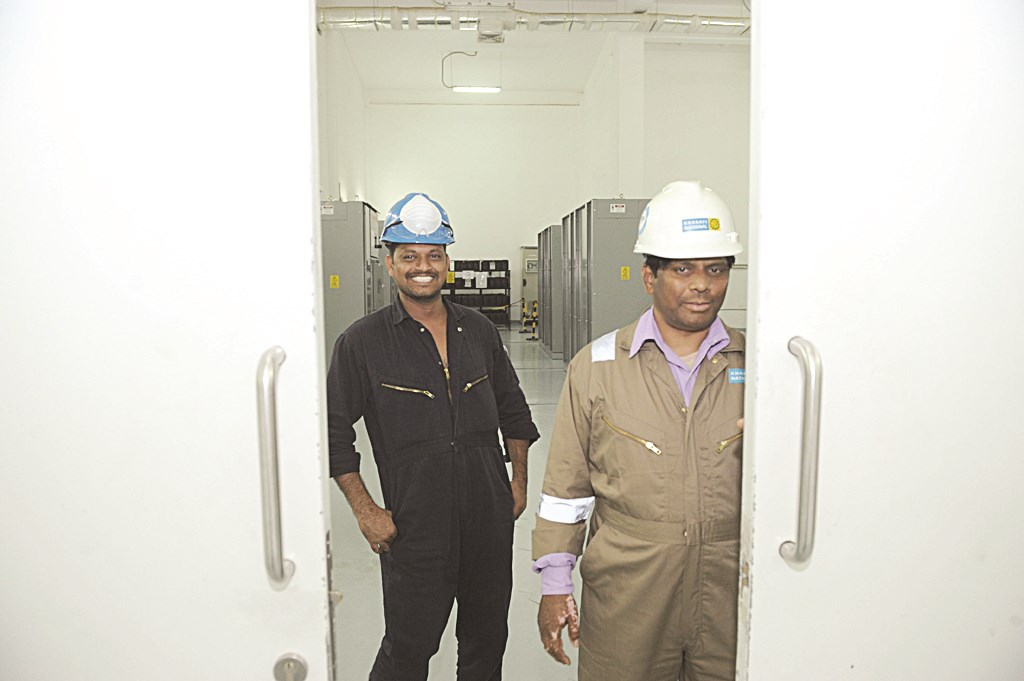 عاملان في المحطة