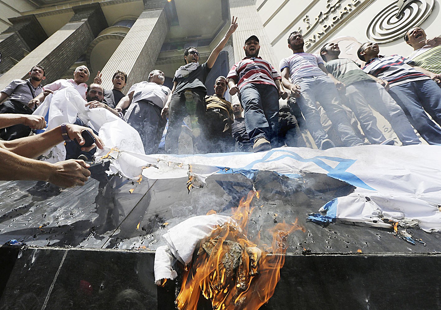 u0645u0635u0631u064au0648u0646 u064au062du0631u0642u0648u0646 u0627u0644u0639u0644u0645 u0627u0644u0625u0633u0631u0627u0626u064au0644u064a u0623u0645u0627u0645 u0646u0642u0627u0628u0629 u0627u0644u0635u062du0627u0641u064au064au0646 u0641u064a u0627u0644u0642u0627u0647u0631u0629 u0627u062du062au062cu0627u062cu0627u064b u0639u0644u0649 u0623u062du062fu0627u062b u063au0632u0629  (u0627 u0628)