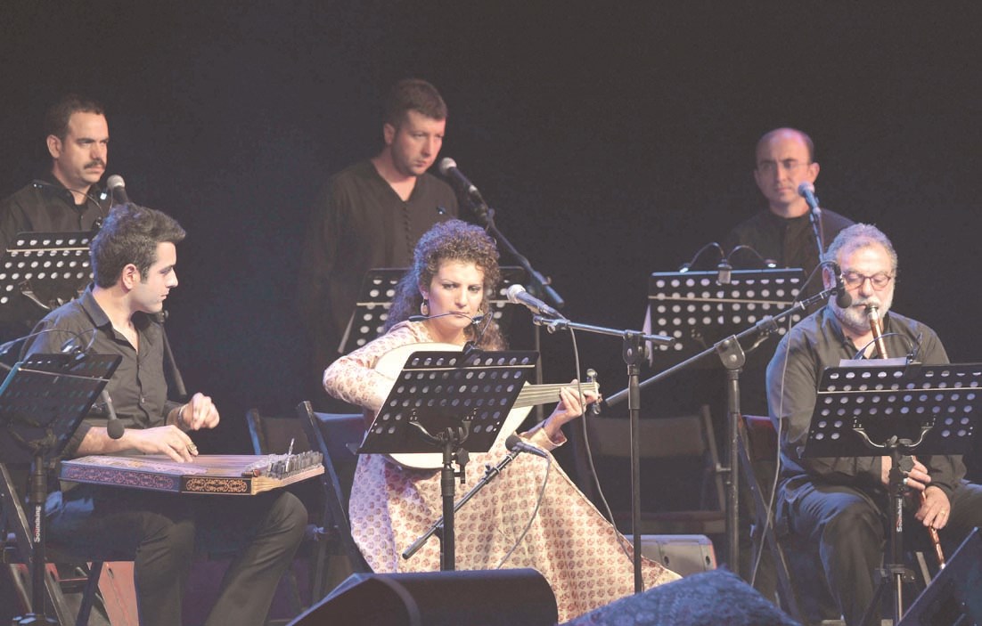 u0648u0639u062f u0628u0648 u062du0633u0648u0646 u062eu0644u0641 u0639u0648u062fu0647u0627 u0648u0628u064au0646 u0623u0639u0636u0627u0621 u0627u0644u0641u0631u0642u0629