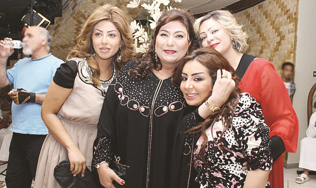 هيفاء عادل تتوسط غدير صفر وشيماء علي وابتسام العطاوي في «جفنات العنب»