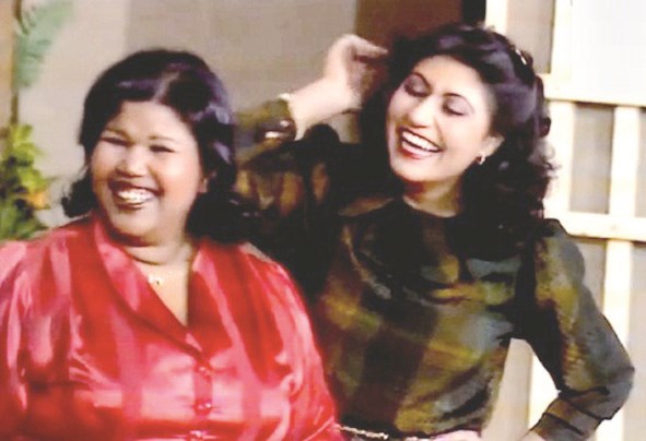 مع الراحلة مريم الغضبان في مسرحية «يسوونها الكبار»