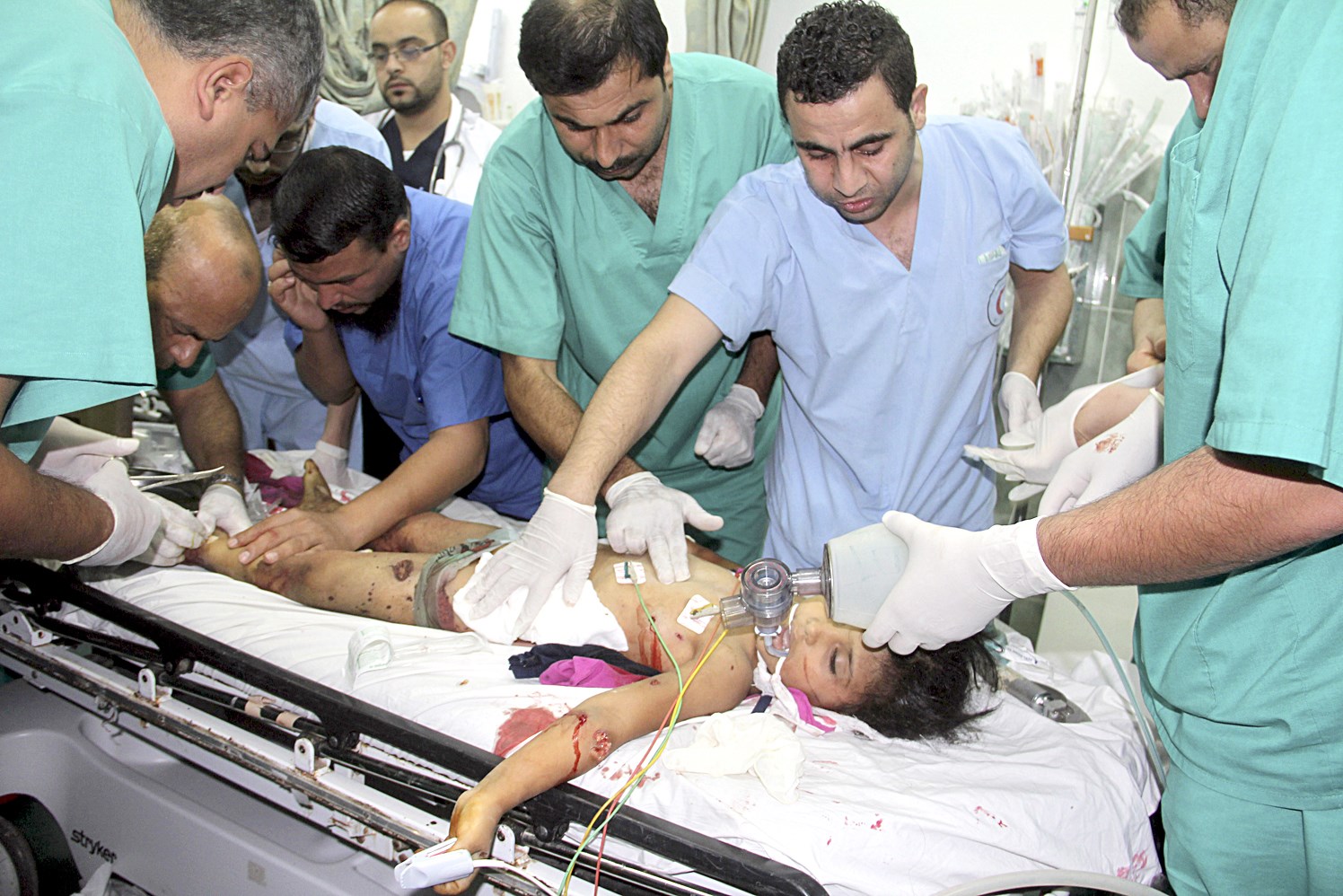 u0623u0637u0628u0627u0621 u0641u0644u0633u0637u064au0646u064au0648u0646 u064au062du0627u0648u0644u0648u0646 u0627u0646u0642u0627u0630 u0627u0644u0637u0641u0644u0629 u0633u0627u0631u0629 u0634u064au062e u0627u0644u0639u0628u062f (9 u0633u0646u0648u0627u062a) u0627u0644u062au064a u0627u0635u064au0628u062a u0628u063au0627u0631u0629 u0627u0633u0631u0627u0626u064au0644u064au0629 u0639u0644u0649 u0645u0646u0632u0644u0647u0627 u0641u064a u062cu0646u0648u0628 u063au0632u0629 ( u0627 u0628)