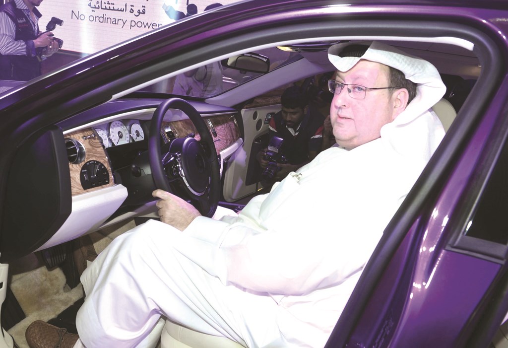 محمد الغانم مجرباً السيارة