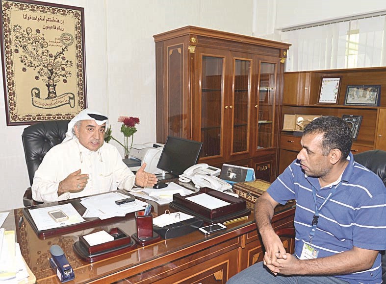 دشتي متحدثا للزميل عمر العلاس    (تصوير موسى عياش)