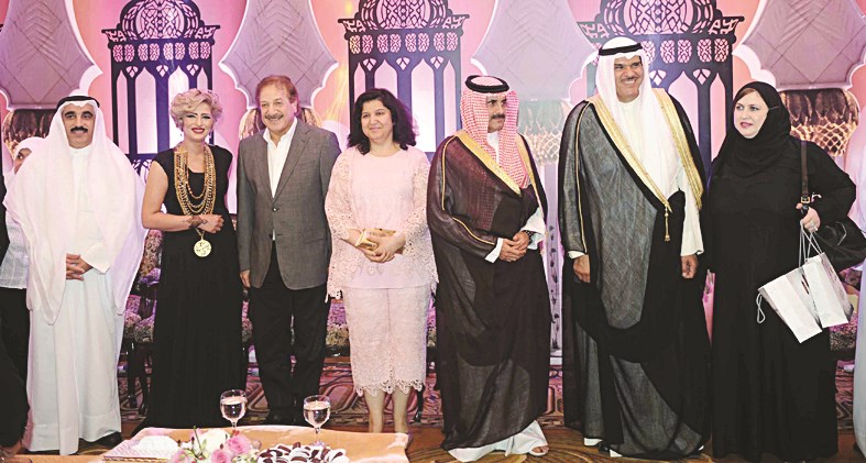 الوكيل يوسف مصطفى مع الفنان محمد المنصور وسحر بسيسو ونجلاء النقي