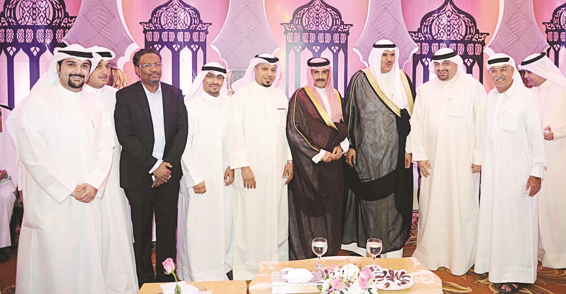 حشد من الإعلاميين والضيوف مع الحمود والدعيج