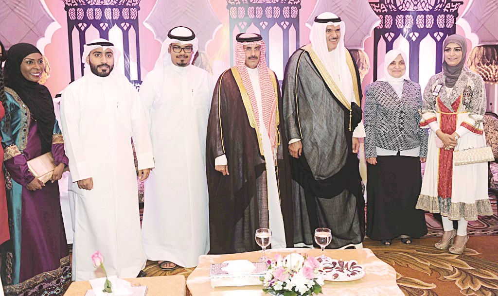 الصبيح والحمود والدعيج مع بعض الوجوه الإعلامية (تصوير طارق عزالدين)