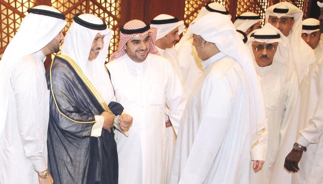 حديث ودي بين المبارك والمهنئين