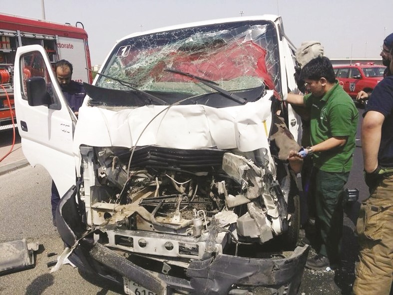 معاينة «الميكروباص» بعد الحادث