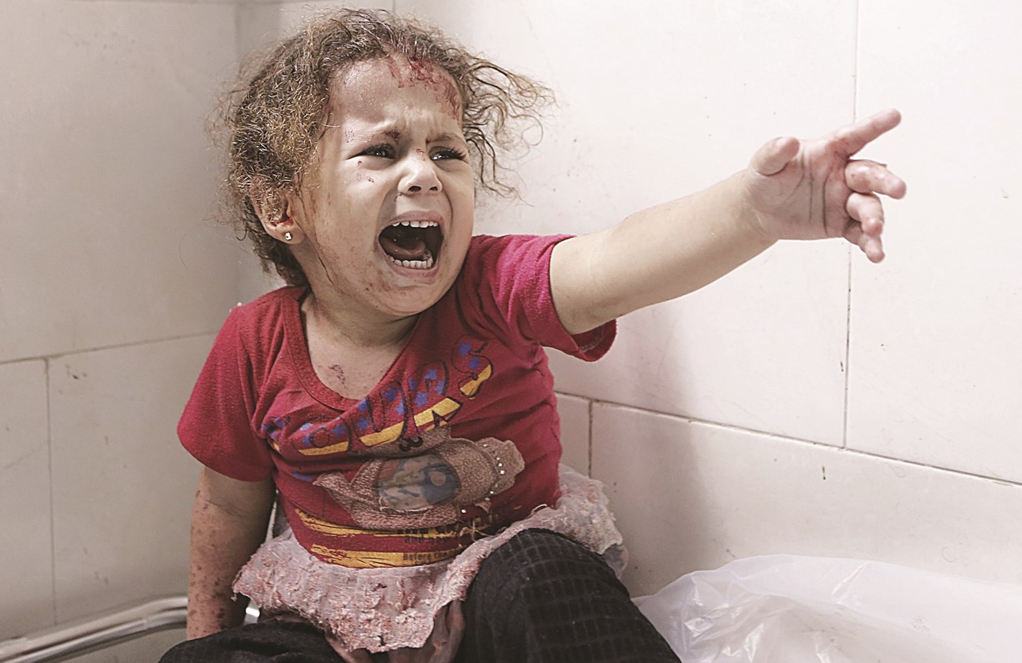 u0637u0641u0644u0629 u0641u0644u0633u0637u064au0646u064au0629 u0641u064a u0645u0633u062au0634u0641u0649 u0627u0644u0634u0641u0627u0621 u0641u064a u063au0632u0629 u062au0628u0643u064a u062cu0631u0627u062du0647u0627 u0627u0644u062au064a u0627u0635u064au0628u062a u0628u0647u0627 u062cu0631u0627u0621 u0627u0644u0642u0635u0641 u0627u0644u0627u0633u0631u0627u0626u064au0644u064a u0644u0645u0646u0632u0644 u0627u0647u0644u0647u0627 (u0627 u0641 u0628)