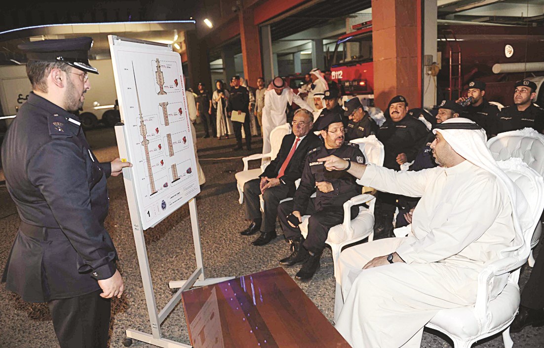 العبد الله وقيادات الاطفاء يتابعون التمرين (تصوير طارق عز الدين)