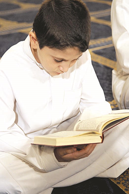 طفل يقرأ القرآن
