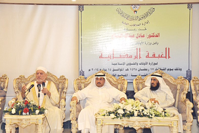 أحمد عمر هاشم متحدثاً