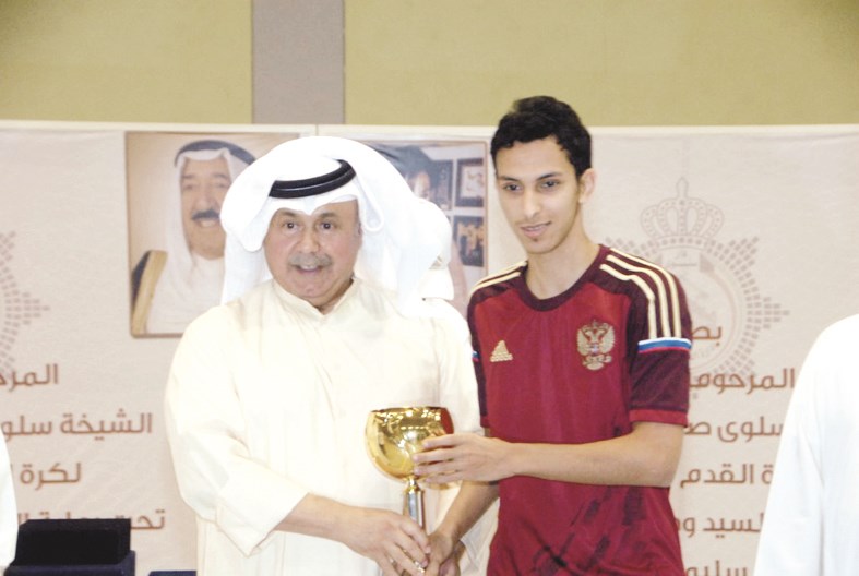 الوكيل يسلم الكأس للفريق الفائز