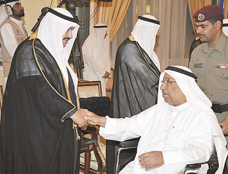 ناصر المحمد متلقيا تهنئة أحد المواطنين