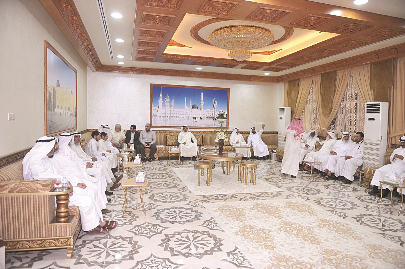 جانب من المهنئين