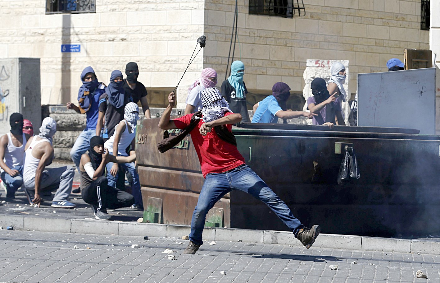 u0641u0644u0633u0637u064au0646u064a u064au0633u062au062eu062fu0645 u0627u0644u0645u0642u0644u0627u0639 u062eu0644u0627u0644 u0645u0648u0627u062cu0647u0627u062a u0645u0639 u0627u0644u0634u0631u0637u0629 u0627u0644u0627u0633u0631u0627u0626u064au0644u064au0629 u0641u064a u062du064a u0634u0639u0641u0627u0637 (u0631u0648u064au062au0631u0632)