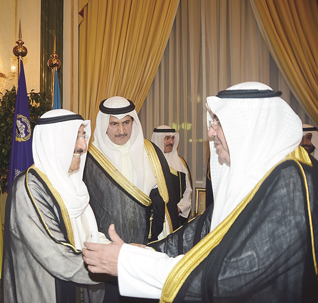 جموع من المواطنين يهنئون سمو الأمير