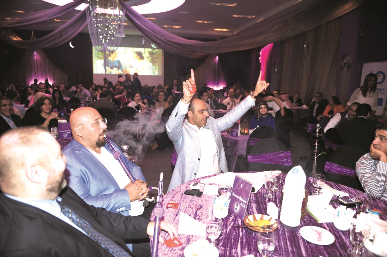 الفرح ظاهر على مروان فرح عند فوزه بالجائزة