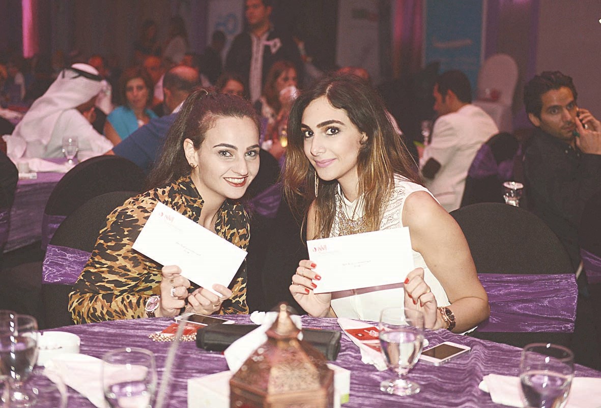 سارة و ناي مع جائزتهما