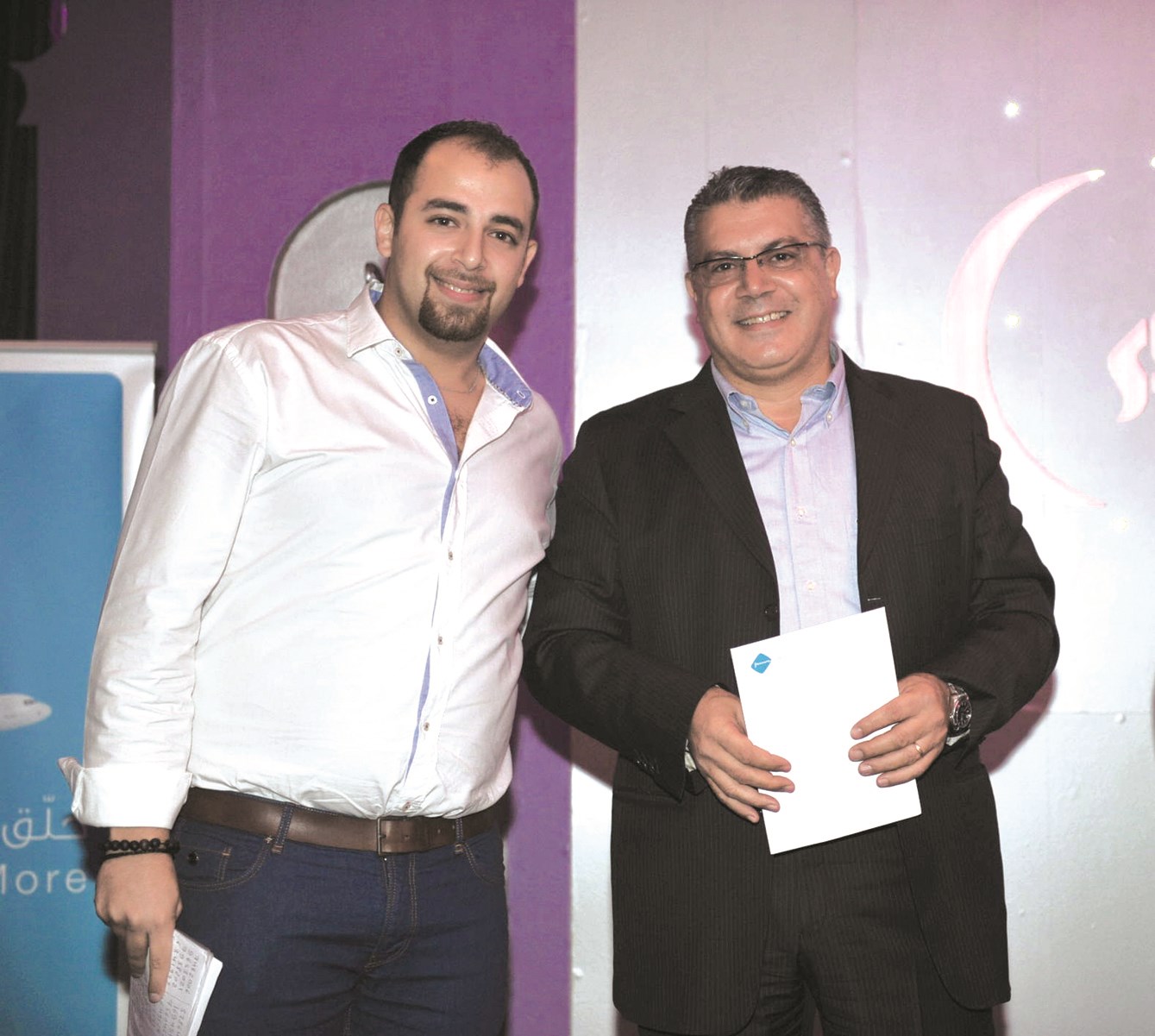 جورج شايبي متسلماً تذكرة السفر من «طيران الجزيرة»