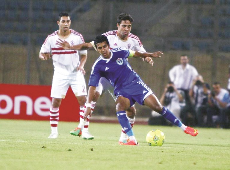 نجم سموحة حمودي في كرة مشتركة مع لاعب الزمالك محمد إبراهيم