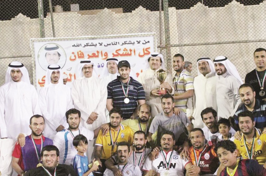 سلطان اللغيصم يسلم كأس الدورة إلى الفريق الفائز بحضور ادهام الشمري رئيس نادي الجهراء