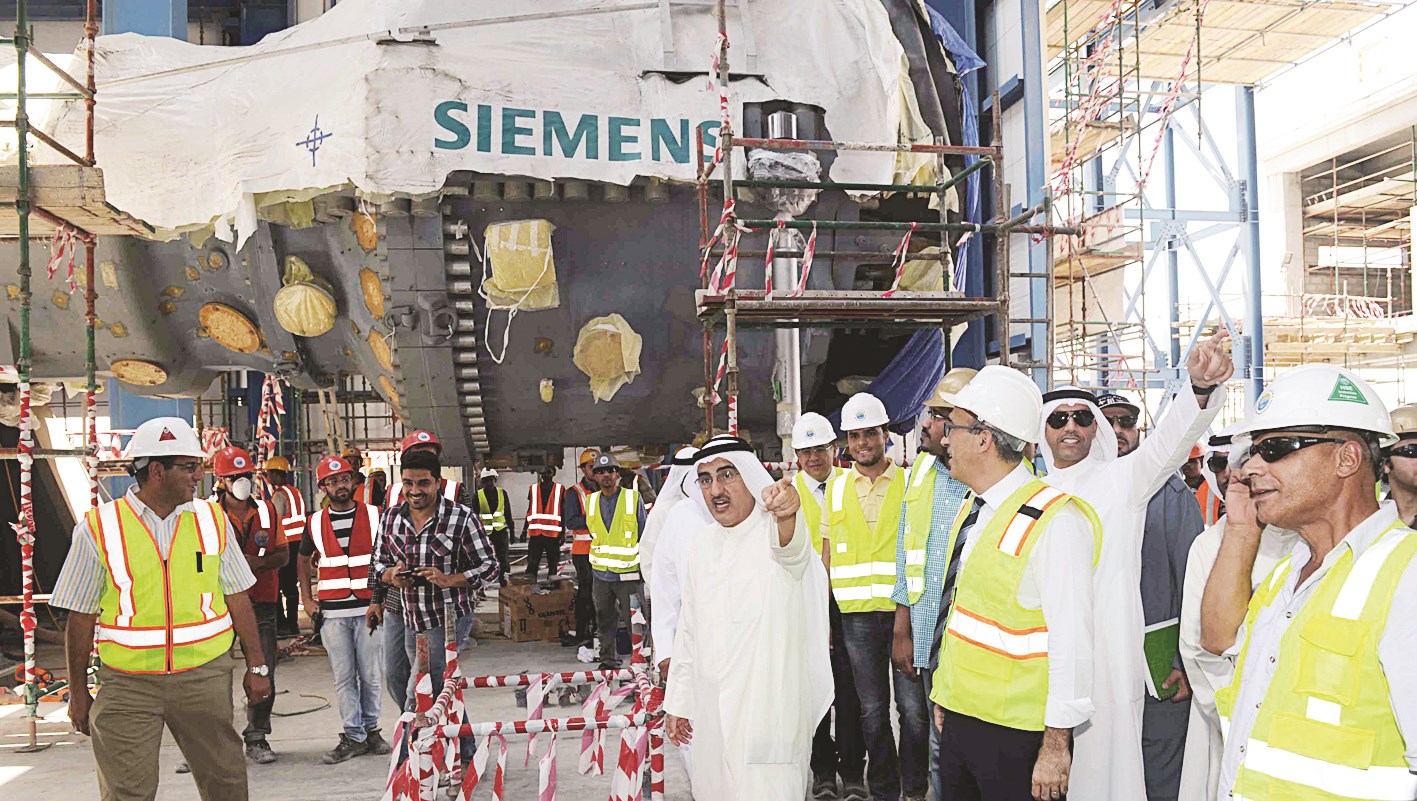 ... ويطلع على سير العمل في المشروع