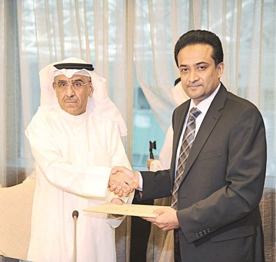 ... u0648u064au062au0628u0627u062fu0644 u0627u0644u0639u0642u062f u0645u0639 u0645u0645u062bu0644 u0627u0644u0634u0631u0643u0629 (u062au0635u0648u064au0631 u0646u0648u0631 u0647u0646u062fu0627u0648u064a)