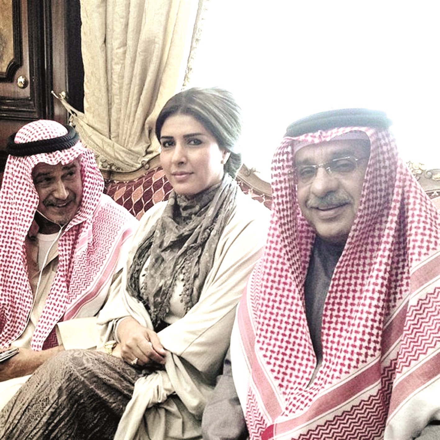 زهرة عرفات تتوسط سليمان الياسين وجاسم النبهان