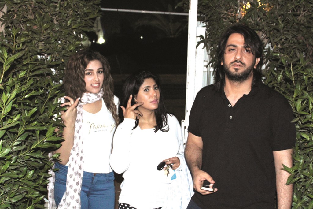 محمود بوشهري وملاك وأميرة النجدي خلال التصوير