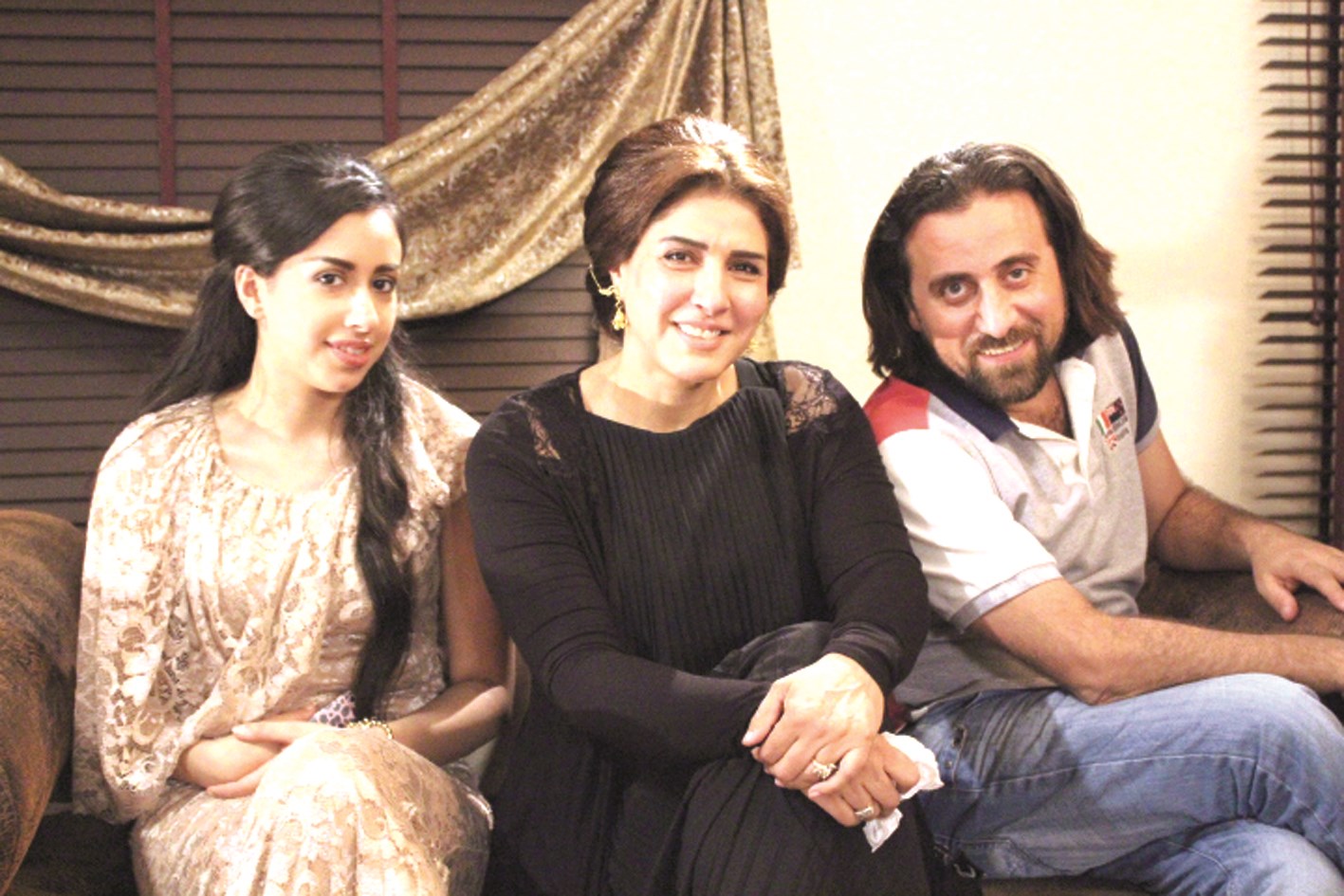 منير الزعبي إلى جانب زهرة عرفات وفرح الهادي في كواليس «جرح السنين»