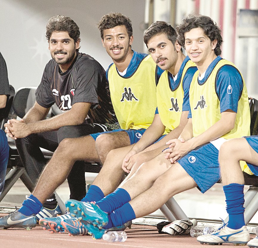 مجموعة من لاعبي «الأولمبي» على دكة الاحتياط (الأزرق دوت كوم)