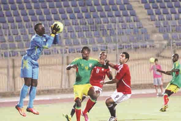 حارس الكونغو يلتقط الكرة قبل اللاعب المصري (خاص - «الراي»)