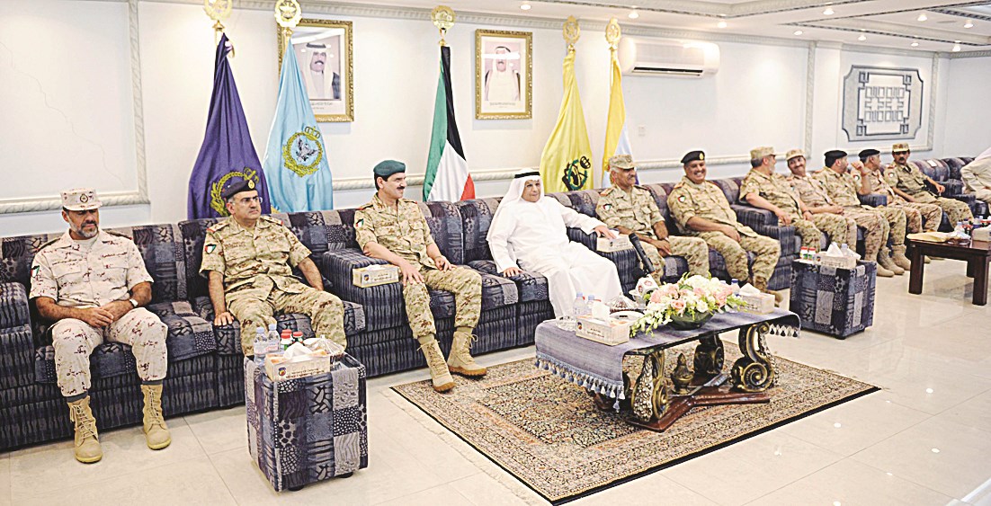 ... ومتوسطا قيادات وأفراد اللواء السادس