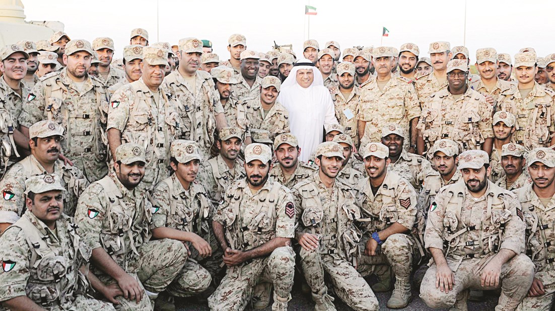 ... وفي لقطة تذكارية مع ضباط وأفراد الجيش