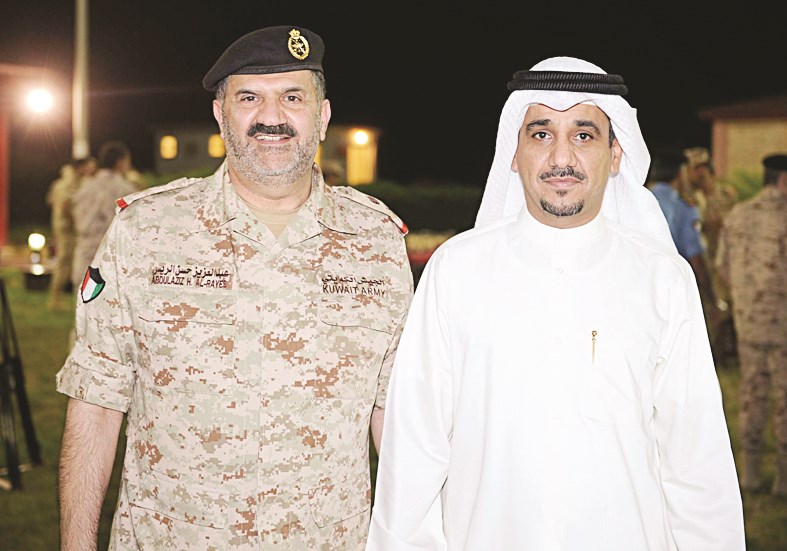 الزميل منصور الشمري في لقطة تذكارية مع اللواء عبد العزيز الريس