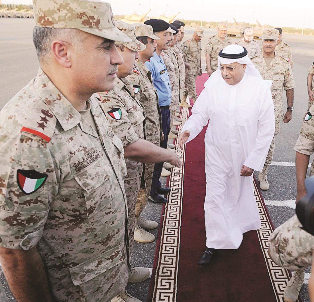 ... ويصافح قيادات وضباط الجيش