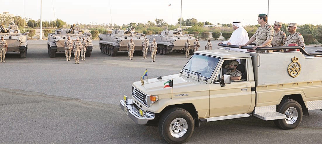 الوزير مستقلا مركبة عسكرية خلال تفقده قوات اللواء السادس