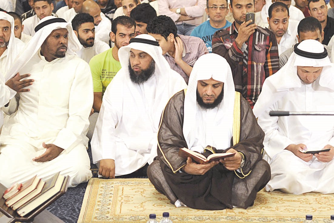 العفاسي في جلسة استراحة بين الركعات