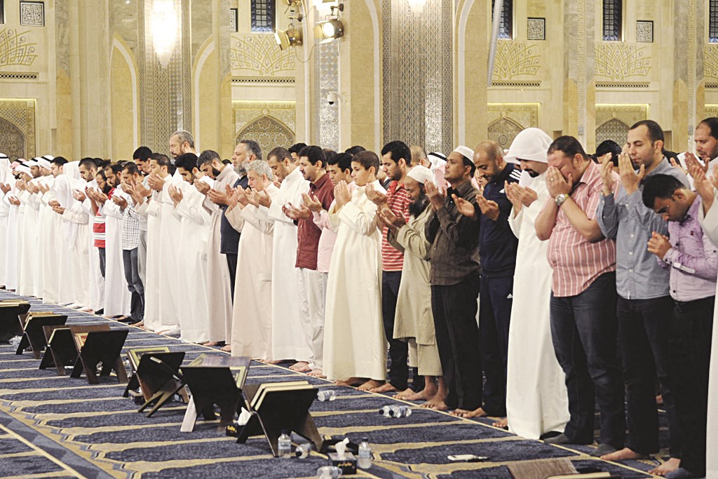 المصلون يؤمنون على دعاء العفاسي