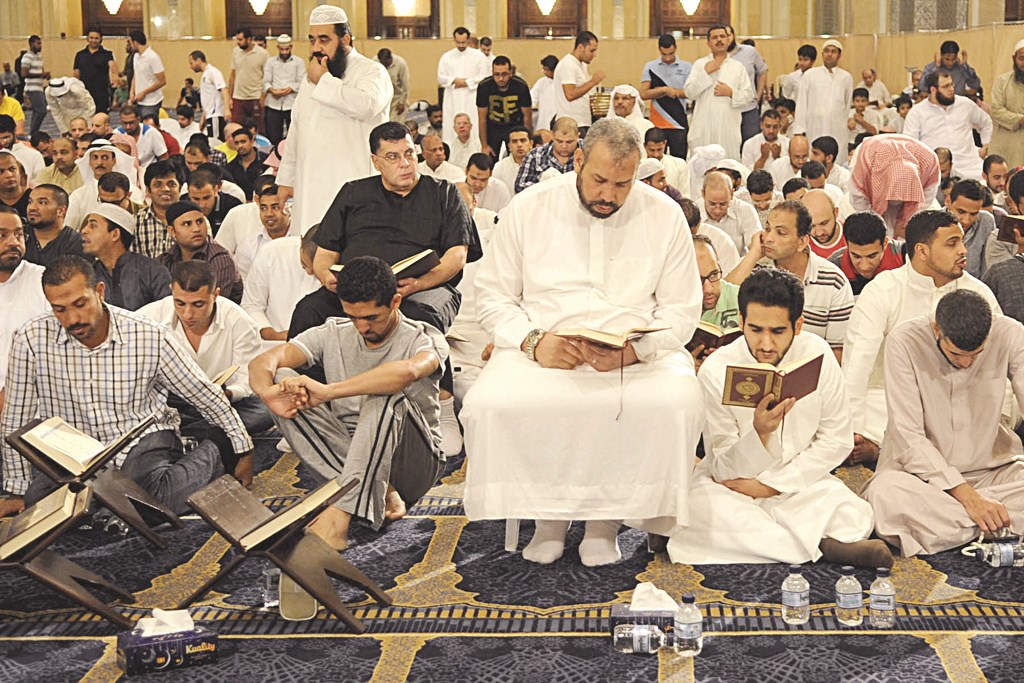 مصلون يقرأون القرآن خلال جلسات الاستراحة