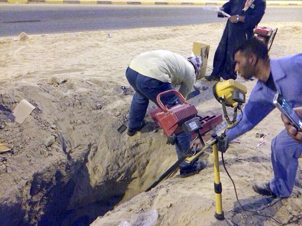 عمال الطوارئ يواصلون عملهم الشاق