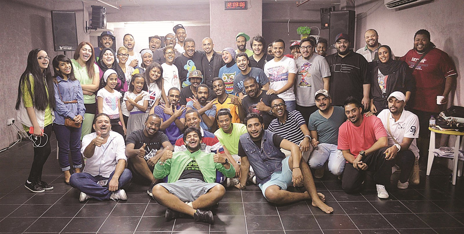 فريق المسرحية في لقطة جماعية