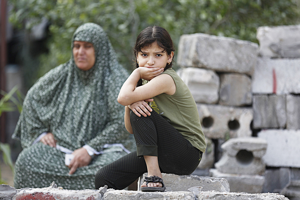 u0633u064au062fu0629 u0648u0627u0628u0646u062au0647u0627 u062au062cu0644u0633u0627u0646 u0639u0644u0649 u0627u0646u0642u0627u0636 u0645u0646u0632u0644u0647u0645u0627 u0627u0644u0630u064a u062fu0645u0631u062au0647 u063au0627u0631u0629 u0625u0633u0631u0627u0626u064au0644u064au0629 u0641u064a u063au0632u0629 u0623u0645u0633 (u0627 u0641 u0628)