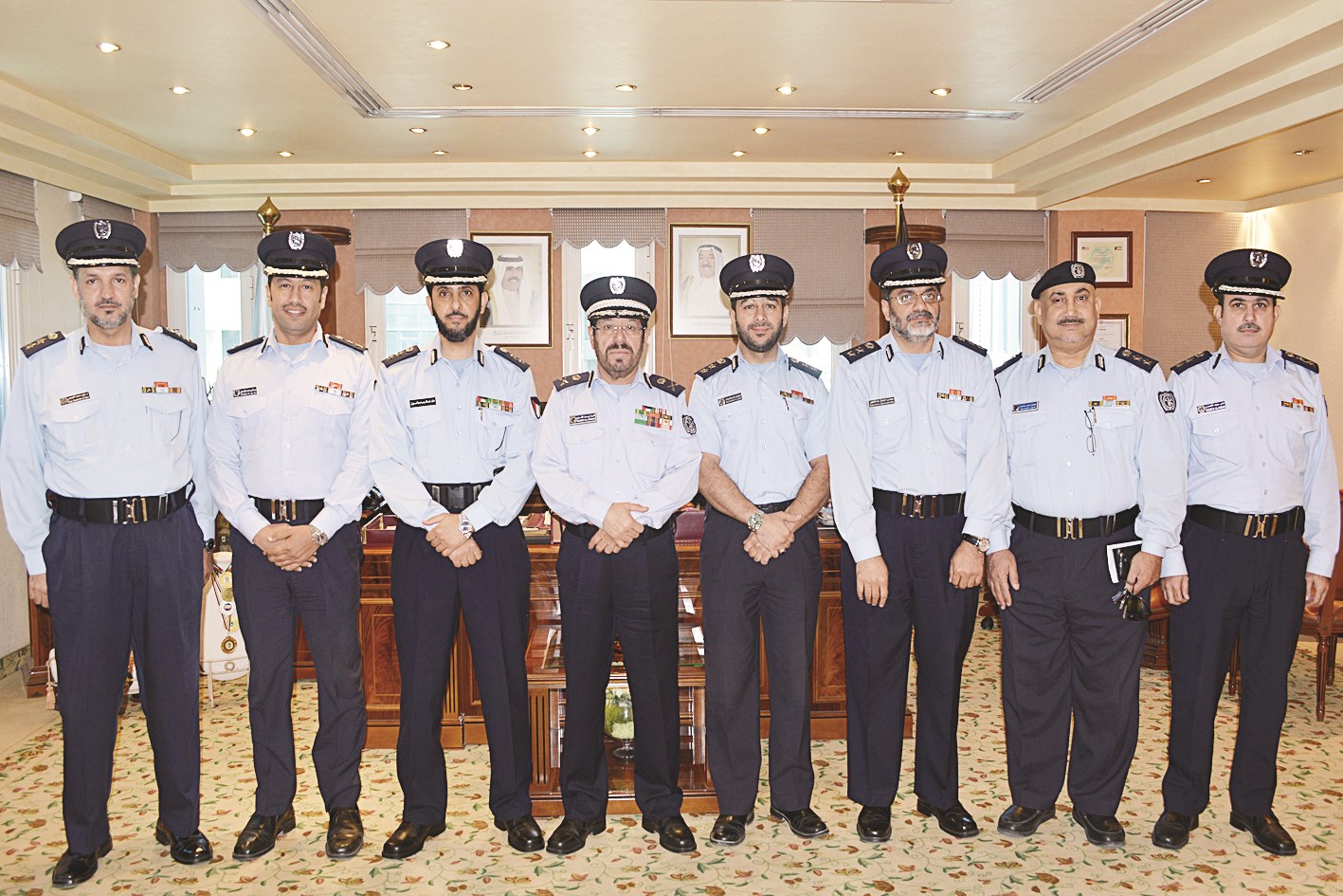 الضباط المرقون في لقطة جماعية