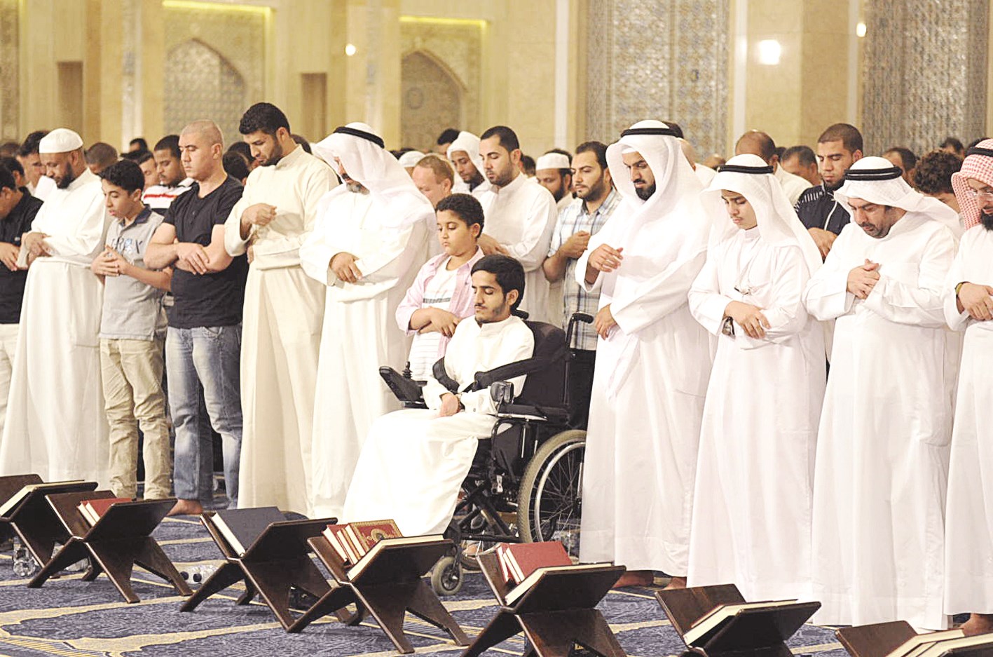 خشوع من الصغار والكبار